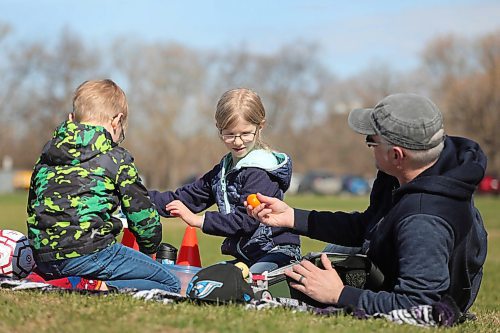 RUTH BONNEVILLE / WINNIPEG FREE PRESS

Local - Standup weather

Rayne Bergmuller (8yrs), her little brother Reeve (6yrs) and dad David Bergmuller take a break from being at home and enjoy the sunshine while having a picnic on their blanket at Assiniboine Park Wednesday.  



May 6th,  2020