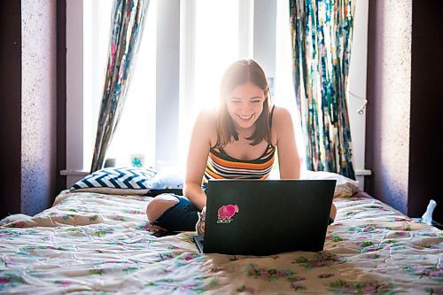 MIKAELA MACKENZIE / WINNIPEG FREE PRESS

Leah Borchert goes on a digital first date with Eddie in her bedroom in Winnipeg on Wednesday, May 6, 2020. For Frances story.

Winnipeg Free Press 2020