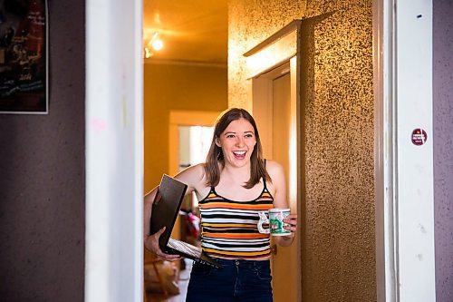 MIKAELA MACKENZIE / WINNIPEG FREE PRESS

Leah Borchert goes on a digital first date with Eddie in her bedroom in Winnipeg on Wednesday, May 6, 2020. For Frances story.

Winnipeg Free Press 2020