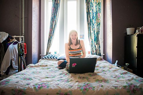 MIKAELA MACKENZIE / WINNIPEG FREE PRESS

Leah Borchert goes on a digital first date with Eddie in her bedroom in Winnipeg on Wednesday, May 6, 2020. For Frances story.

Winnipeg Free Press 2020