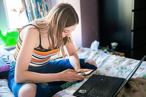 MIKAELA MACKENZIE / WINNIPEG FREE PRESS

Leah Borchert goes on a digital first date with Eddie in her bedroom in Winnipeg on Wednesday, May 6, 2020. For Frances story.

Winnipeg Free Press 2020