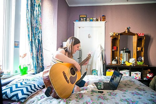 MIKAELA MACKENZIE / WINNIPEG FREE PRESS

Leah Borchert goes on a digital first date with Eddie in her bedroom in Winnipeg on Wednesday, May 6, 2020. For Frances story.

Winnipeg Free Press 2020