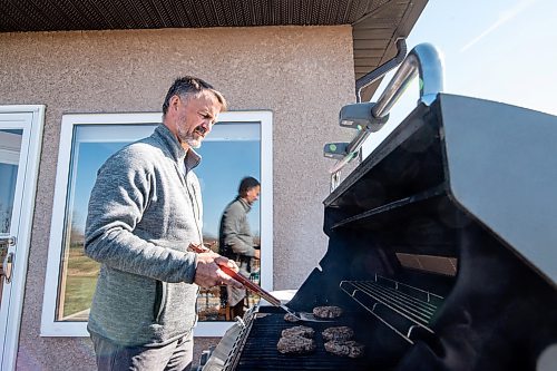 Mike Sudoma / Winnipeg Free Press
Tony Shea grilling up hamburgers grill at his home Wednesday evening
May 6, 2020