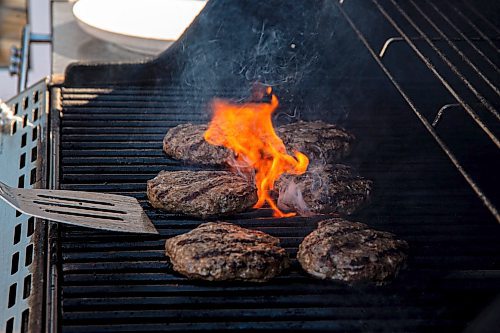 Mike Sudoma / Winnipeg Free Press
Hamburgers grill on Tony Sheas bbq Wednesday evening
May 6, 2020