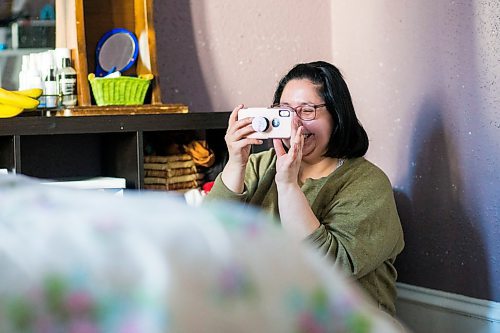 MIKAELA MACKENZIE / WINNIPEG FREE PRESS

Reporter Frances Koncan observes as Leah Borchert goes on a digital first date with Eddie in her bedroom in Winnipeg on Wednesday, May 6, 2020. For Frances story.

Winnipeg Free Press 2020