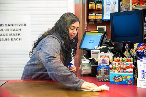 MIKAELA MACKENZIE / WINNIPEG FREE PRESS

Hanan Zeid, 18, wipes down the cashier area at Food Fare on Lilac Street in Winnipeg on Wednesday, May 6, 2020. For Erin story.

Winnipeg Free Press 2020