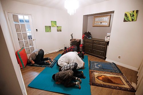 JOHN WOODS / WINNIPEG FREE PRESS
Urooj Danish and her family break their Ramadan fast with prayers and an iftar meal at sundown in her home Wednesday, May 6, 2020. 

Reporter: May/Part of 24 hr life during COVID-19 project