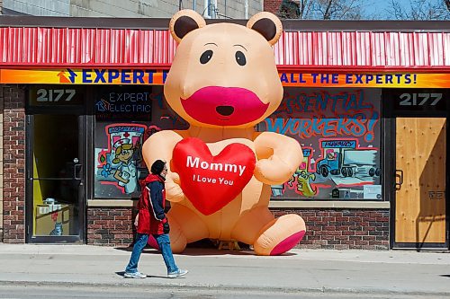 MIKE DEAL / WINNIPEG FREE PRESS
A giant message for moms greets pedestrians as they walk past the Expert Electronics store on Portage Avenue on Thursday. 
200507 - Thursday, May 07, 2020.