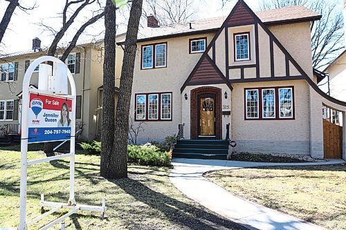 MIKE DEAL / WINNIPEG FREE PRESS
A house at 325 Elm Street with a for sale sign. 
200508 - Friday, May 8, 2020