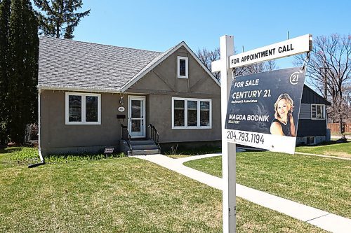 MIKE DEAL / WINNIPEG FREE PRESS
A house at 291 Lindsay Street with a for sale sign. 
200508 - Friday, May 8, 2020