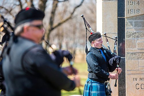 MIKAELA MACKENZIE / WINNIPEG FREE PRESS

St. Andrews Pipe Band member Oliver Heaman-Warne, 14, plays to commemorate VE Day at East Kildonan Centennial Park in Winnipeg on Friday, May 8, 2020. For Jay Bell story.

Winnipeg Free Press 2020