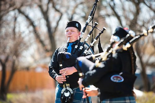 MIKAELA MACKENZIE / WINNIPEG FREE PRESS

St. Andrews Pipe Band member Oliver Heaman-Warne, 14, plays to commemorate VE Day at East Kildonan Centennial Park in Winnipeg on Friday, May 8, 2020. For Jay Bell story.

Winnipeg Free Press 2020