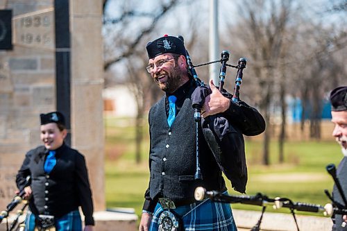 MIKAELA MACKENZIE / WINNIPEG FREE PRESS

The St. Andrews Pipe Band commemorates VE Day at East Kildonan Centennial Park in Winnipeg on Friday, May 8, 2020. For Jay Bell story.

Winnipeg Free Press 2020