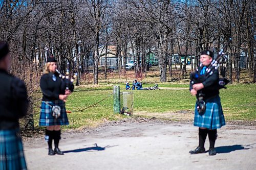 MIKAELA MACKENZIE / WINNIPEG FREE PRESS

Park-goers watch as members of the St. Andrews Pipe Band warm up before commemorating VE Day at East Kildonan Centennial Park in Winnipeg on Friday, May 8, 2020. For Jay Bell story.

Winnipeg Free Press 2020