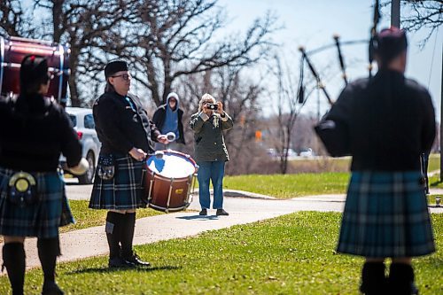 MIKAELA MACKENZIE / WINNIPEG FREE PRESS

People stop to listen as the St. Andrews Pipe Band commemorates VE Day at East Kildonan Centennial Park in Winnipeg on Friday, May 8, 2020. For Jay Bell story.

Winnipeg Free Press 2020