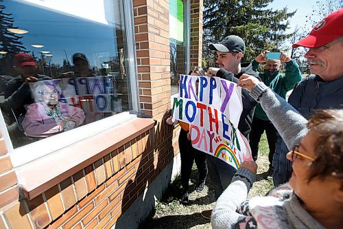 JOHN WOODS / WINNIPEG FREE PRESS
Keeping in mind COVID-19 distance protocols Nicole, from left, Jeff, Alan and Marilyn Hadley visits Marilyns mother Henriette Bernardin, 94, at West Park Manor on Mothers Day in Winnipeg Sunday, May 10, 2020. 

Reporter: ?
