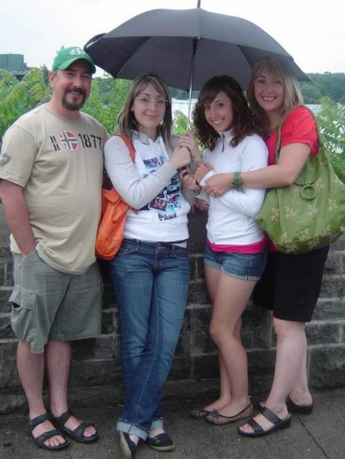 Scott , Rebecca, and Meagan and karen Numrich --Niagara Falls 2009 DSC01140.JPG Family pix for story Redekop is writing for tomorrow's paper on guy with brain cancer. winnipeg free press