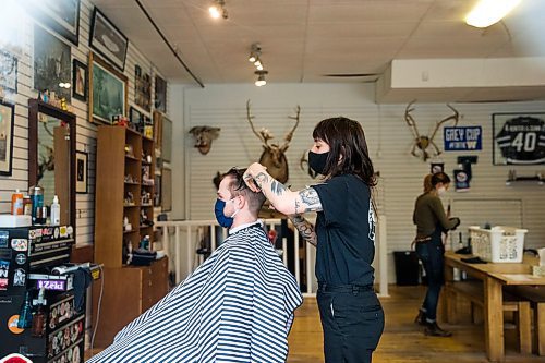 MIKAELA MACKENZIE / WINNIPEG FREE PRESS

Barber Caitlin Bousfield cuts Ryley Daly's hair at Hunter & Gunn in Winnipeg on Thursday, May 14, 2020.  For Frances Koncan story.

Winnipeg Free Press 2020