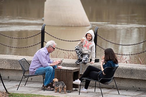 Mike Sudoma / Winnipeg Free Press
A family share a moment while eating ice cream on the patio at The Forks Saturday afternoon
May 16, 2020