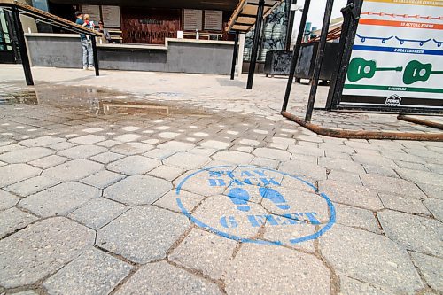 Mike Sudoma / Winnipeg Free Press
A social distancing sign on the ground in front of The Commons outdoor bar Saturday afternoon
May 16, 2020