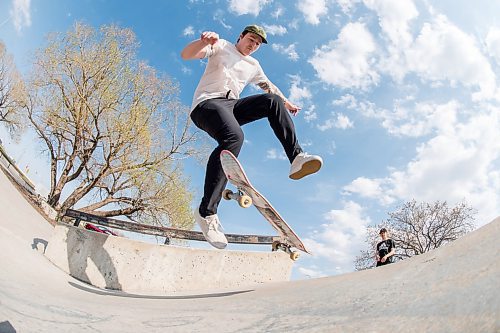 Mike Sudoma / Winnipeg Free Press
Branko Kovacevic enjoys a quick skate at Skatepark West in St James Saturday afternoon
May 16, 2020