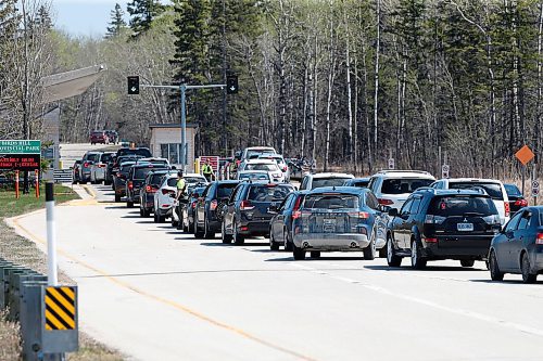 JOHN WOODS / WINNIPEG FREE PRESS
People in cars line up to get into Birds Hill Park just north of Winnipeg Sunday, May 17, 2020. 

Reporter: Waldman