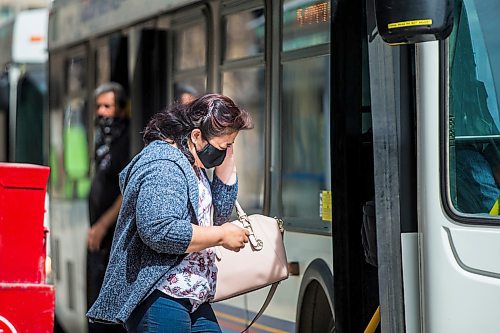 MIKAELA MACKENZIE / WINNIPEG FREE PRESS

Riders wear masks while getting on the bus downtown in Winnipeg on Tuesday, May 19, 2020. Councillor Jeff Browaty wants to require all Winnipeg Transit passengers wear face masks as a way to instill more confidence in riders as the economy reopens. For Joyanne story.
Winnipeg Free Press 2020.