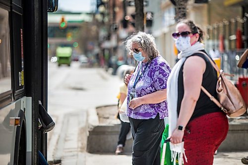 MIKAELA MACKENZIE / WINNIPEG FREE PRESS

Riders wear masks while getting on the bus downtown in Winnipeg on Tuesday, May 19, 2020. Councillor Jeff Browaty wants to require all Winnipeg Transit passengers wear face masks as a way to instill more confidence in riders as the economy reopens. For Joyanne story.
Winnipeg Free Press 2020.