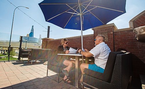 MIKE DEAL / WINNIPEG FREE PRESS
Candace Bishoff and Frank Kuerten enjoy lunch and take in the beautiful weather on the patio at the Earls on Main Street Wednesday afternoon.
See Bens story on top 5 patios
200520 - Wednesday, May 20, 2020.