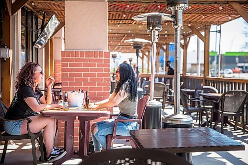 MIKAELA MACKENZIE / WINNIPEG FREE PRESS

Sabrina Tousignant (left) and Nicole Tervoort chat on the patio at Tavern United (Fort Garry location) in Winnipeg on Wednesday, May 20, 2020. For entertainment story.
Winnipeg Free Press 2020.