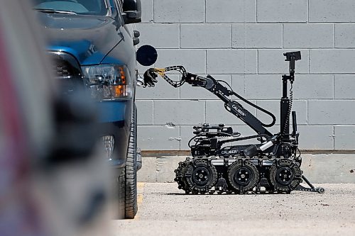 JOHN WOODS / WINNIPEG FREE PRESS
Bomb squad investigate suspicious items in two gas tanks at Murray Pre-Owned Super Centre on Pembina Wednesday, May 20, 2020. 

Reporter: Ryan