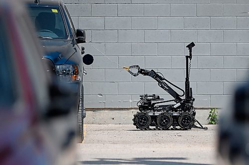 JOHN WOODS / WINNIPEG FREE PRESS
Bomb squad investigate suspicious items in two gas tanks at Murray Pre-Owned Super Centre on Pembina Wednesday, May 20, 2020. 

Reporter: Ryan