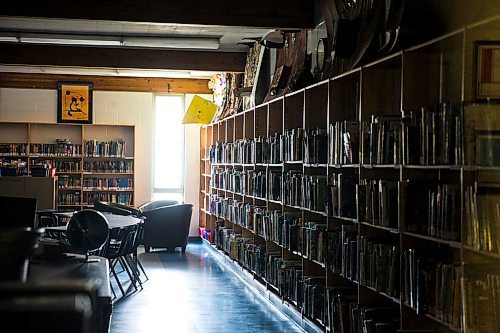 MIKAELA MACKENZIE / WINNIPEG FREE PRESS

An empty library at David Livingstone School in Winnipeg on Thursday, May 21, 2020. For Maggie Macintosh story.
Winnipeg Free Press 2020.