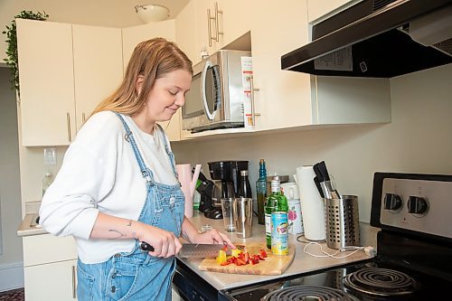 Mike Sudoma / Winnipeg Free Press
Elsa Taylor, head bartender and co-owner of The Roost, cuts up some Strawberries, Pineapple as she makes her Amped up Gin and Soda in her apartment Saturday afternoon
May 23, 2020