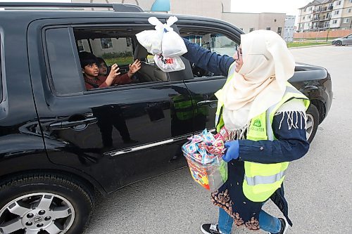 JOHN WOODS / WINNIPEG FREE PRESS
Azra Gheewala, volunteer, hands out childrens goody bags to members of the local Muslim community as they celebrate Eid, the end of Ramadan, at Grand Mosque Sunday, May 24, 2020. Community celebrations were shut down by COVID-19 distancing protocols.

Reporter: ?/Standup