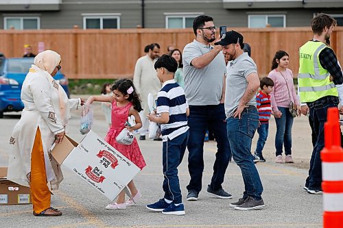 JOHN WOODS / WINNIPEG FREE PRESS
Members of the local Muslim community celebrate Eid, the end of Ramadan, by picking up childrens goody bags at Grand Mosque Sunday, May 24, 2020. Community celebrations were shut down by COVID-19 distancing protocols.

Reporter: ?/Standup