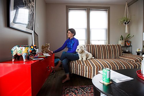 MIKE DEAL / WINNIPEG FREE PRESS
St George school teacher Jessica Flynn shows off her home office set-up which she shares with her dog Ollie.
See Frances Koncan story
200526 - Tuesday, May 26, 2020.