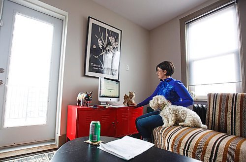 MIKE DEAL / WINNIPEG FREE PRESS
St George school teacher Jessica Flynn shows off her home office set-up which she shares with her dog Ollie.
See Frances Koncan story
200526 - Tuesday, May 26, 2020.