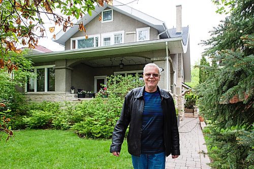 MIKE DEAL / WINNIPEG FREE PRESS
Bill Julius outside Neil Young's old home on Grosvenor.
See David Sanderson story
200526 - Tuesday, May 26, 2020.