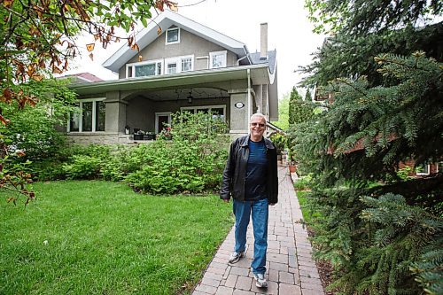 MIKE DEAL / WINNIPEG FREE PRESS
Bill Julius outside Neil Young's old home on Grosvenor.
See David Sanderson story
200526 - Tuesday, May 26, 2020.