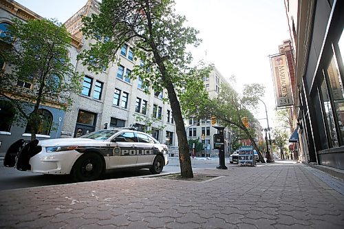 JOHN WOODS / WINNIPEG FREE PRESS
Police cars sit outside the Mariaggis Theme Suite Hotel after a situation Wednesday, May 27, 2020. 

Reporter: ?