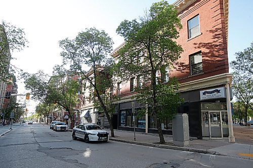 JOHN WOODS / WINNIPEG FREE PRESS
Police cars sit outside the Mariaggis Theme Suite Hotel after a situation Wednesday, May 27, 2020. 

Reporter: ?