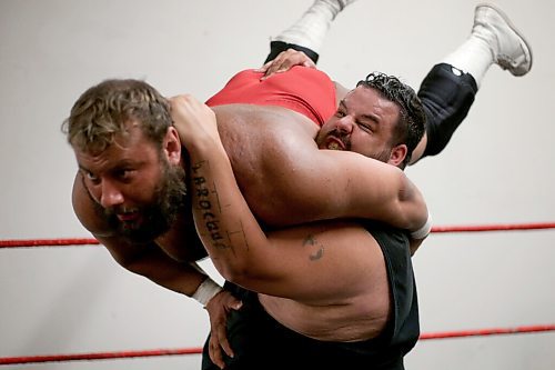 SHANNON VANRAES / WINNIPEG FREE PRESS
AJ Laroque, who wrestles with the CWE under the name The Canadian Crusher AJ Sanchez, lifts fellow wrestler Danny Warren as they prepare for an upcoming show on May 27, 2020.