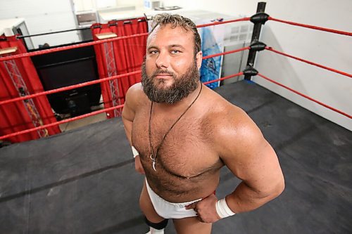 SHANNON VANRAES / WINNIPEG FREE PRESS
Danny Warren, who wrestles with the CWE under the name Hotshot Danny Duggan, poses for a portrait at the organization's online performance space in Winnipeg on May 27, 2020.