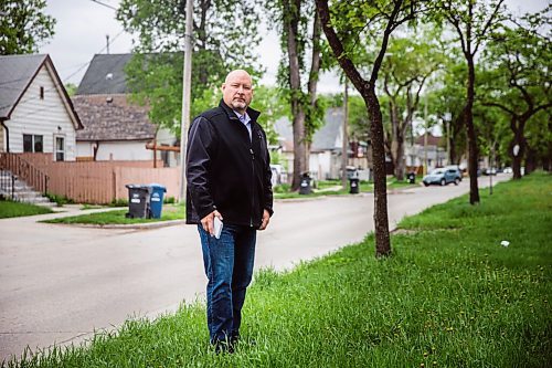 MIKAELA MACKENZIE / WINNIPEG FREE PRESS

Jason Bell poses for a portrait on the 500 block of Burrows in Winnipeg on Thursday, May 28, 2020. For Jason Bell story.
Winnipeg Free Press 2020.