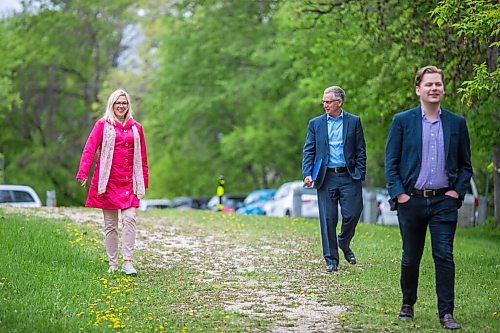 MIKAELA MACKENZIE / WINNIPEG FREE PRESS

Blaine Pedersen, minister of agriculture and resource development, and Rochelle Squires, municipal relations minister, walk down to a socially distanced press conference at John Bruce Park in Winnipeg on Thursday, May 28, 2020. For Sarah story.
Winnipeg Free Press 2020.