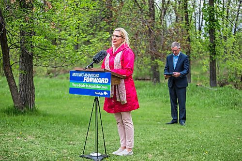 MIKAELA MACKENZIE / WINNIPEG FREE PRESS

Rochelle Squires, municipal relations minister, speaks at a socially distanced press conference at John Bruce Park in Winnipeg on Thursday, May 28, 2020. For Sarah story.
Winnipeg Free Press 2020.