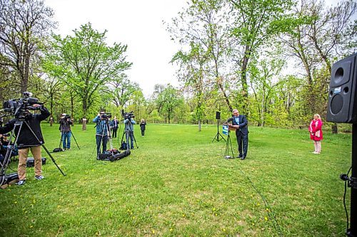 MIKAELA MACKENZIE / WINNIPEG FREE PRESS

Blaine Pedersen, minister of agriculture and resource development, speaks at a socially distanced press conference at John Bruce Park in Winnipeg on Thursday, May 28, 2020. For Sarah story.
Winnipeg Free Press 2020.