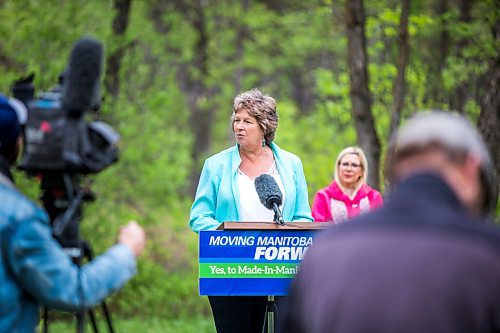 MIKAELA MACKENZIE / WINNIPEG FREE PRESS

Michele Kading, executive director of Save Our Seine, speaks at a socially distanced press conference at John Bruce Park in Winnipeg on Thursday, May 28, 2020. For Sarah story.
Winnipeg Free Press 2020.