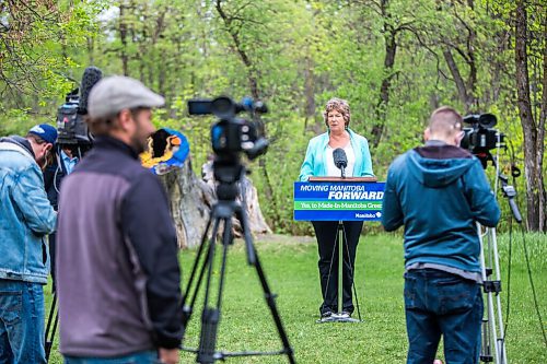 MIKAELA MACKENZIE / WINNIPEG FREE PRESS

Michele Kading, executive director of Save Our Seine, speaks at a socially distanced press conference at John Bruce Park in Winnipeg on Thursday, May 28, 2020. For Sarah story.
Winnipeg Free Press 2020.